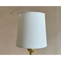 Weißer Leinen-Lampenschirm Kronleuchter Kleiner Clip-On Kerzenleuchter-Lampenschirm Weißer Leinen-Lampenschirm Kronleuchter Kleiner Clip-On Kerzenleuchter-Lampenschirm von MattAlfordStudio