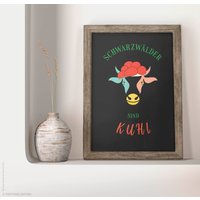 Schwarzwald Kuh Und Bollenhut Poster, Premium Foto-Print in Profi Qualität, Deko Geschenk Mit Stil Witz, Auch Als Postkarte von MatthiasEdition
