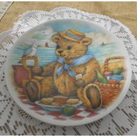 Niedlicher Vintage Sammelteller - Wandteller Teddy Mit Möwe Theo Kühn Bavaria Hermann Porzellan Teller Niedlicher Vintage Sammelteller - Wandteller Teddy Mit Möwe Theo Kühn Bavaria Hermann Porzellan Teller von MattieStone