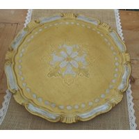 Rundes Vintage Florentiner Tablett Holz Goldfarben, Weiß, Barock Stil Ornamente 60Er Jahre Italien Vintage Rundes Vintage Florentiner Tablett Holz Goldfarben, Weiß, Barock Stil Ornamente 60Er Jahre Italien Vintage von MattieStone