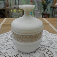 Vintage Avon Dose Deckeldose Bonboniere Milchglas Opalglas 70Er Jahre Weiß Mit Goldfarbener Bordüre Vintage Avon Dose Deckeldose Bonboniere Milchglas Opalglas 70Er Jahre Weiß Mit Goldfarbener Bordüre von MattieStone