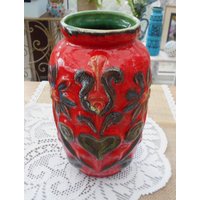 Vintage Bay Keramik Vase Entwurf Bodo Mans 60Er Jahre, Rot Und Bunt Florales Relief Mid-Century von MattieStone