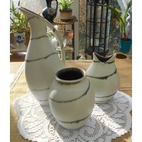 Vintage Keramik Vasen Trio Fritz Van Daalen 50Er Jahre Streifendekor Henkelvaser Fischmaulvase Mid-Century Vase Vintage Keramik Vasen Trio Fritz Van Daalen 50Er Jahre Streifendekor Henkelvaser Fischmaulvase Mid-Century Vase von MattieStone