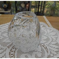 Vintage Kristall Glas Vase Geschliffenes Blätter Dekor Mittelgroße 60Er Jahre, Mid-Century von MattieStone