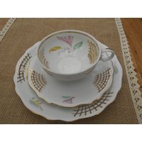Vintage Sammeltasse Sammeltassen Gedeck 3-Teilig Schirnding Bavaria Mid-Century Golddekor Abstraktes Muster Blumen Vintage Sammeltasse Sammeltassen Gedeck 3-Teilig Schirnding Bavaria Mid-Century Golddekor Abstraktes Muster Blumen von MattieStone