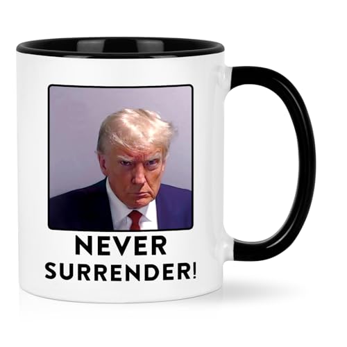 Maustic Trump Mugshot Tasse, Never Surrender Donald Trump Kaffeetasse, Not Guilty Free Trump Mug Shot, Lustige Trump 2024 Kaffeetasse, Geschenke für Freunde, Kollegen, Familie, Republikaner, 325 ml, von Maustic