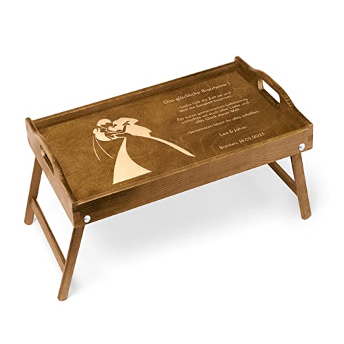 Maverton Betttablett mit Gravur - für Zwei - Sofatisch mit Griffen - klappbar - mit erhöhtem Rand - Geschenk für Paare - Einzugsgeschenk - Hochzeitsgeschenk - Dunkelbraun - Brautpaar von Maverton