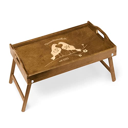 Maverton Betttablett mit Gravur - für Zwei - Sofatisch mit Griffen - klappbar - mit erhöhtem Rand - Geschenk für Paare - Einzugsgeschenk - Hochzeitsgeschenk - Dunkelbraun - Unzertrennlich von Maverton