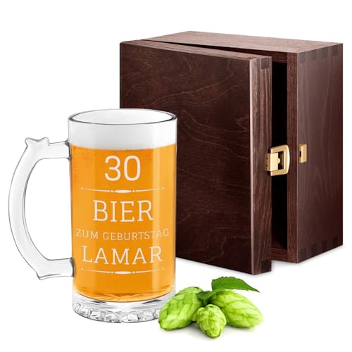Maverton Bierglas mit Gravur - Bierkrug mit Henkel 400ml - Geburtstagsgeschenk für Männer - personalisierte Geschenke Herren - Männergeschenke - Höhe: 15cm - Durchmesser: 8cm von Maverton