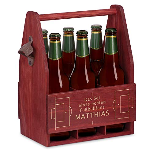 Maverton Bierträger für 6 Flaschen 0,5L + Gravur - Männerhandtasche mit Flaschenöffner - Größe: 25x17x32cm - aus Holz - Geburtstagsgeschenk für Männer (Fußballfan) von Maverton