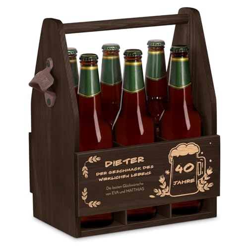 Maverton Bierträger für 6 Flaschen 0,5L mit Gravur - Männerhandtasche mit Flaschenöffner - Größe: 25x17x32cm - aus Holz - personaliserte Geschenke für Männer zum Geburtstag Maverton Bierträger für 6 Flaschen 0,5L mit Gravur - Männerhandtasche mit Flaschenöffner - Größe: 25x17x32cm - aus Holz - personaliserte Geschenke für Männer zum Geburtstag von Maverton