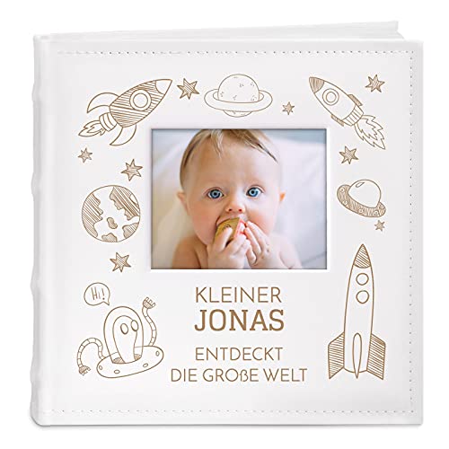 Maverton Einsteckalbum + mit Gravur - 21x22cm - Fotoalbum für 200 Fotos 10x15cm - 100 Seiten - Weiß - Geschenk für Kind zur Geburt Taufe Kommunion, Geburtstagsgeschenk - Rakete von Maverton