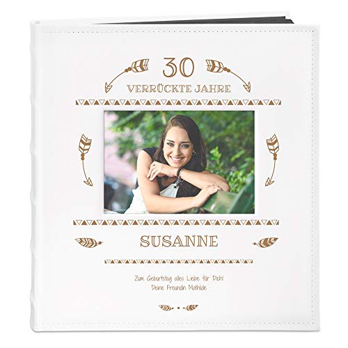 Maverton Fotoalbum zum Selbstgestalten mit Bildausschnitt + mit Gravur - für 240 Fotos 10x15-60 schwarze Seiten - Größe 33x30cm - Weiß - Geschenk zum Geburtstag für Damen - 30 Jahre von Maverton