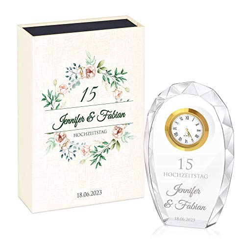 Maverton Glas-Statuette mit Uhr - Statuette mit Gravur - in personalisierter Box - Kristall Statuette - Uhr mit 3D-Gravur - für Paare - Ehepaare - Brautpaare - Blumenkranz Maverton Glas-Statuette mit Uhr - Statuette mit Gravur - in personalisierter Box - Kristall Statuette - Uhr mit 3D-Gravur - für Paare - Ehepaare - Brautpaare - Blumenkranz von Maverton