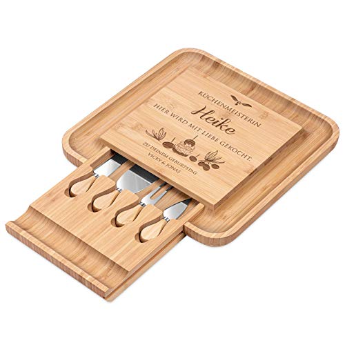 Maverton Käsebrett Servierplatte mit Gravur + 4er Käsemesser Set - aus Holz - 34x34cm - Geschenke für Frauen zum Geburtstag - Küchenmeisterin Maverton Käsebrett Servierplatte mit Gravur + 4er Käsemesser Set - aus Holz - 34x34cm - Geschenke für Frauen zum Geburtstag - Küchenmeisterin von Maverton