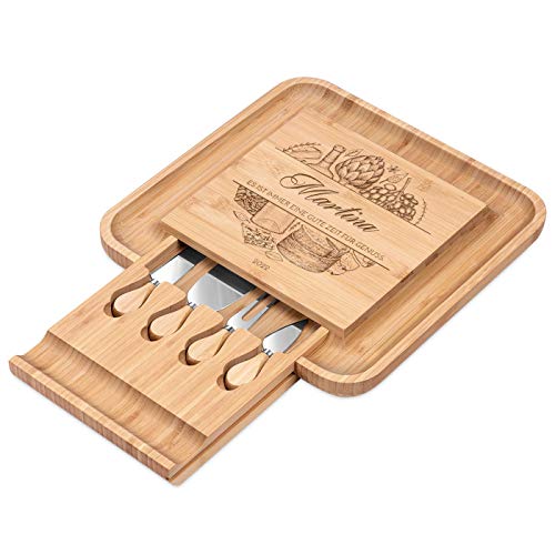 Maverton Käsebrett Servierplatte mit Gravur + 4er Käsemesser Set - aus Holz - 34x34cm - Geschenke für Frauen zum Geburtstag - Zeit für Genuss von Maverton