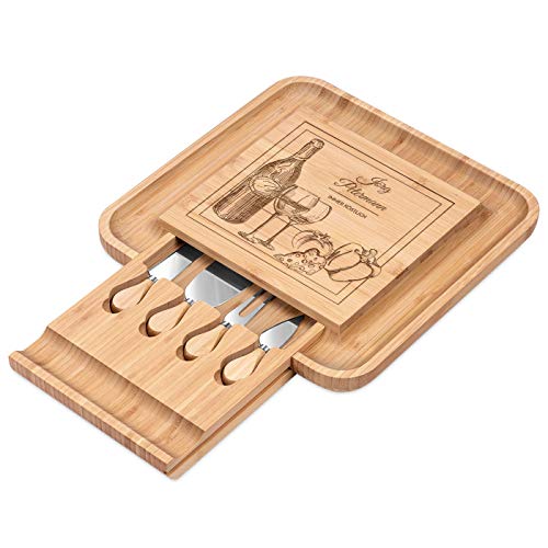 Maverton Käsebrett Servierplatte mit Gravur + 4er Käsemesser Set - aus Holz - 34x34cm - Geschenke für Männer zum Geburtstag - Immer köstlich von Maverton