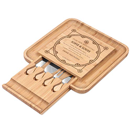 Maverton Käsebrett Servierplatte mit Gravur + 4er Käsemesser Set - aus Holz - 34x34cm - Geschenke für Paare zur Hochzeit zum Hochzeitstag - Glückwünsche von Maverton