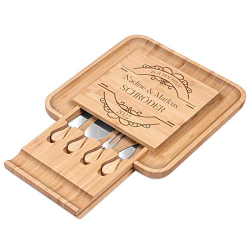 Maverton Käsebrett Servierplatte mit Gravur + 4er Käsemesser Set - aus Holz - 34x34cm - Geschenke für Paare zur Hochzeit zum Hochzeitstag - Projekt von Maverton