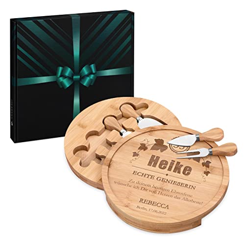 Maverton Käsebrett Servierplatte mit Gravur + 4er Käsemesser Set - aus Holz - Durchmesser: 25cm - Geschenke für Frauen zum Geburtstag - Echte Genießerin von Maverton