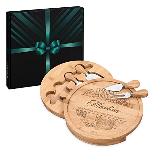Maverton Käsebrett Servierplatte mit Gravur + 4er Käsemesser Set - aus Holz - Durchmesser: 25cm - Geschenke für Frauen zum Geburtstag - Zeit für Genuss von Maverton