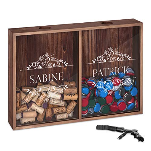 Maverton Kronkorkensammler Korkensammler mit Gravur + Flaschenöffner - Deckelsammler zum Aufhängen personalisiert - Geschenk Hochzeit Hochzeitstag Paar Eltern - 32x46x8cm - aus Holz - Namen von Maverton