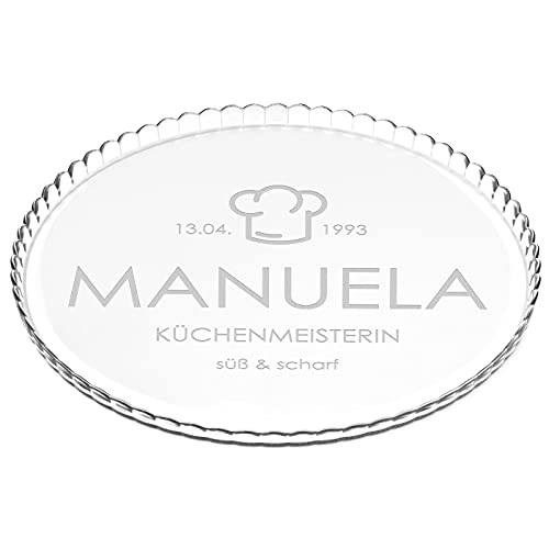 Maverton Kuchenplatte mit Gravur - personalisiert - Kuchenform aus Glas - Geschenkidee für Hobbybäckerin & Naschkatze - Geburtstagsgeschenk für Frauen - Backmütze von Maverton