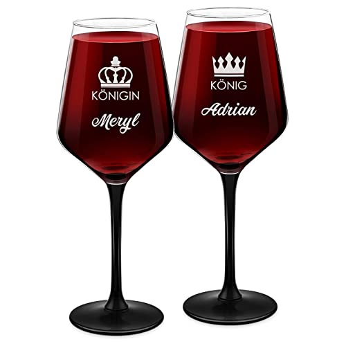 Maverton Rubin 2er Weingläser Set mit Gravur 370 ml - Weinkelche mit schwarzem Stiel - Ø 8 cm, H: 21,5 cm - 2 Wine Glasses für Paare - zur Hochzeit - zum Hochzeitsjubiläum - Königspaar von Maverton