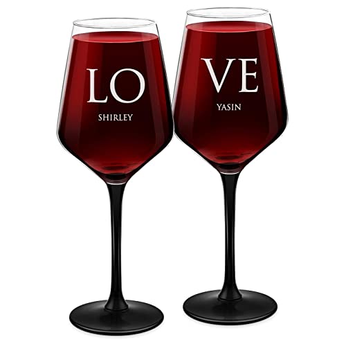 Maverton Rubin 2er Weingläser Set mit Gravur 370 ml - Weinkelche mit schwarzem Stiel - Ø 8 cm, H: 21,5 cm - 2 Wine Glasses für Paare - zur Hochzeit - zum Hochzeitsjubiläum - zu Weihnachten - Love von Maverton
