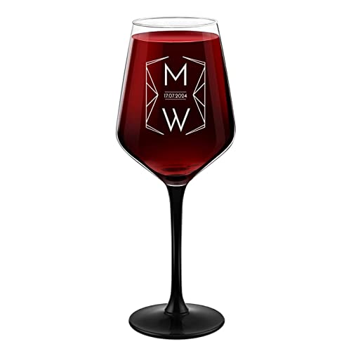 Maverton Rubin Rotwein-Glas mit Gravur 370 ml - mit schwarzem Stiel - Ø 8 cm, H: 21,5 cm - klassisches Weinglas für Paare - zur Hochzeit - zum Hochzeitsjubiläum - zu Weihnachten - Initialen von Maverton