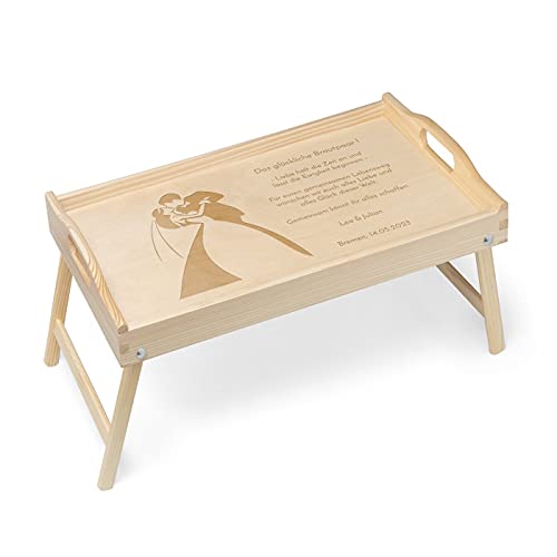 Maverton Serviertablett mit Gravur - für Zwei - Tabletttisch mit Griffen - klappbare Beine - erhöhter Rand - Geschenk für Paare - Einzugsgeschenk - Hochzeitsgeschenk - Hellbraun - Brautpaar von Maverton