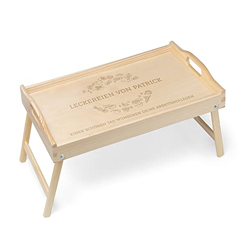 Maverton Serviertablett mit Gravur - personalisiert - Tabletttisch mit Griffen - klappbare Beine - erhöhter Rand - Geburtstagsgeschenk für Männer - Einzugsgeschenke - Hellbraun - Leckereien von Maverton