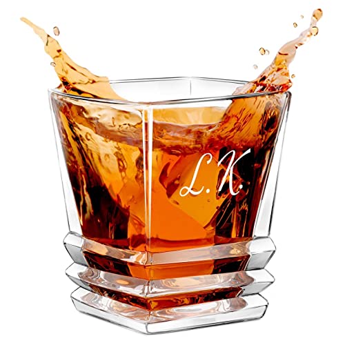 Maverton Whisky Glas mit Gravur 280 ml - Whiskyglas mit effektvollem Design - edles Kristallglas für Mann & Whiskygenießer - Bourbon Glas zum Geburtstag - zu Weihnachten - Initialen von Maverton