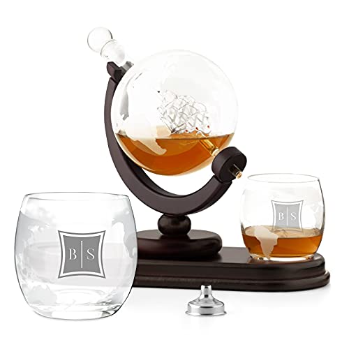 Maverton Whisky Karaffe mit Gravur - Globus mit Schiff, 850 ml - 2er Whiskygläser Set - Whisky Decanter - Geschenk für Paare Eltern - personalisiert - Buchstaben von Maverton