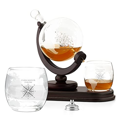 Maverton Whisky Karaffe mit Gravur - Globus mit Schiff, 850 ml - 2er Whiskygläser Set - Whisky Decanter - Geschenk für Paare Eltern - personalisiert - Kompass von Maverton