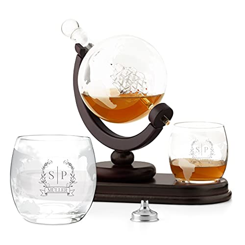 Maverton Whisky Karaffe mit Gravur - Globus mit Schiff, 850 ml - 2er Whiskygläser Set - Whisky Decanter - Geschenk für Paare Eltern - personalisiert - Logo von Maverton