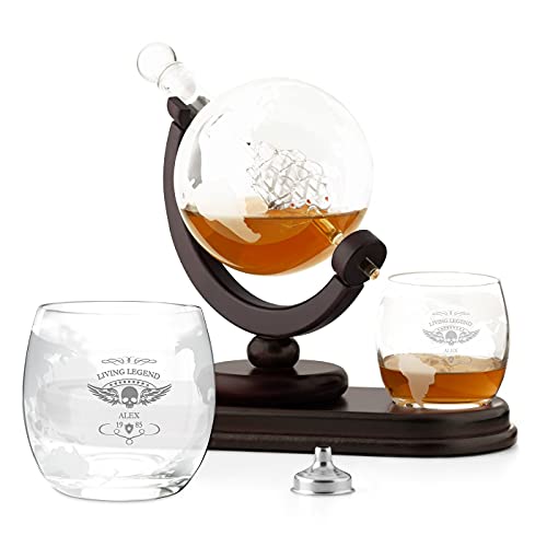 Maverton Whisky Karaffe mit Gravur - Globus mit Schiff, 850 ml - 2er Whiskygläser Set - Whisky Decanter - Geschenk zum Geburtstag für Männer- personalisiert - Living Legend von Maverton