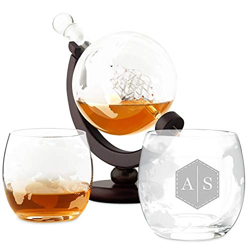 Maverton Whisky Karaffe mit Gravur - Globus mit Schiff, 850 ml - 2er Whiskygläser Set - Whisky Dekanter - personalisiert - Initialien von Maverton