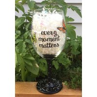 Handbemaltes Weinglas - "Every Moment Matter" Mit Schmetterlinge." von MaxStudioGifts