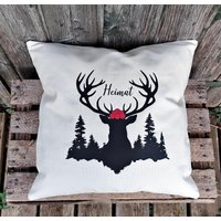 Dekokissen Schwarzwaldhirsch Mit Bollenhut von MaxinesEselstall