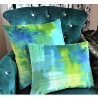 Harlekin - Amoura Velvet Smaragd/Limette Atemberaubender Pinselstrich Samt Kissenbezug Dekokissen Designer Wohndekor von MayEvelyneInteriors