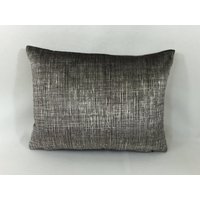 Harlekin - Osamu Haselnuss Glänzender Mesh-Effekt Samtkissenbezug Dekokissen Handmade Designer Home Decor von MayEvelyneInteriors