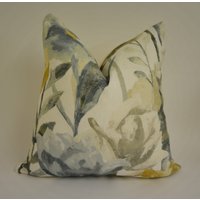 Harlekin - Verdaccio Senf/Mais Robbe Freudiger Blumenkissenbezug Handgemachter Dekokissen-Designer Home Decor von MayEvelyneInteriors