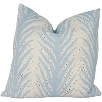 Schumacher - Schleichender Farn Schlummer Blau Von Der Fauna Inspirierter Streifen Designer Kissenbezug Handgefertigter Dekokissen Luxuriöses von MayEvelyneInteriors