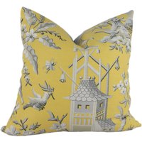 Thibaut - Pagode Garten Gelb Kissenbezug Designer Home Decor von MayEvelyneInteriors