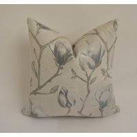 Voyage - Chatsvalent Taube Prächtiger Jacquard Magnolien Kissenbezug Handgemachter Dekokissen Designer Home Decor von MayEvelyneInteriors