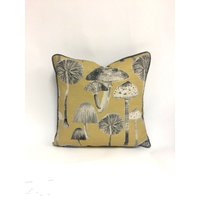 Voyage Decoration - Fliegenpilze Mais Funky Illustrierter Pilz Kissenbezug Handgemachter Dekokissen Designer Home Decor von MayEvelyneInteriors