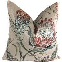 Voyage - Moorehaven Velvet Erdbeere Atemberaubender Distel- & Libellen-Samtkissenbezug Handgemachter Dekokissen Designer Wohndekor von MayEvelyneInteriors