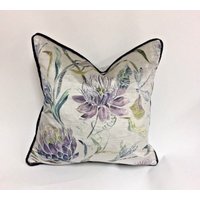Voyage - Moorehaven Velvet Periwinkle Atemberaubender Distel- & Libelle Samtkissenbezug Handgemachtes Dekokissen Designer Home Decor Voyage - Moorehaven Velvet Periwinkle Atemberaubender Distel- & Libelle Samtkissenbezug Handgemachtes Dekokissen Designer Home Decor von MayEvelyneInteriors