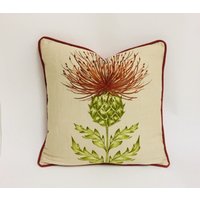 Voyage - Munro Rust Bestickter Distel-Kissenbezug Handgemachter Deko-Kissen Designer Home Decor von MayEvelyneInteriors